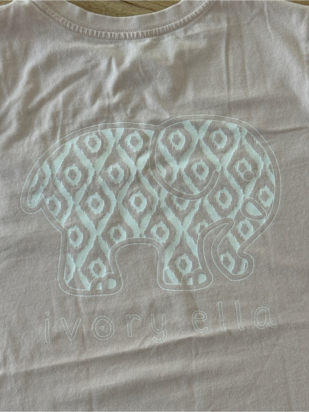 ivory ella Pale Pink Short Sleeve Tee with White Elephant Graphic